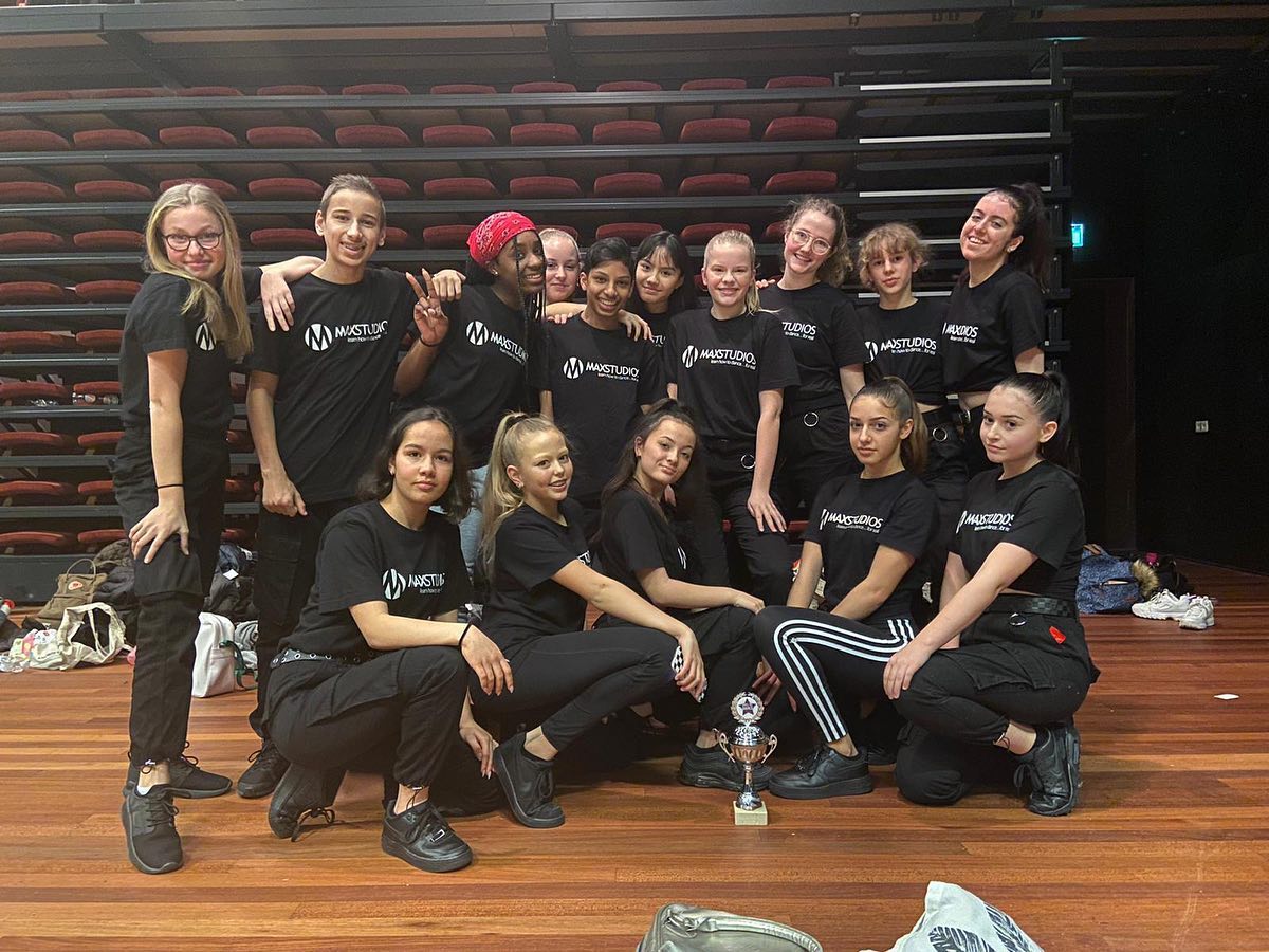 Max__Studios's tweet photo. Maximum Devotion & True Dedication zijn hun eerste wedstrijd 1e & 2e geworden! Congratz! Special thanks to Iris, Marika, Chaquel & Oliver!#shellwedance #maxstudios #maximumdevotion #truededication #hiphop #wedstrijd #barneveld #holland #nederland #thenetherlands @Barneveld https://t.co/8Z0aYA2Jfp