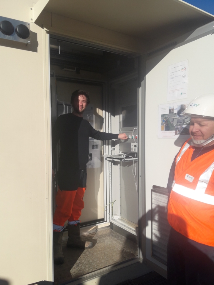 Depuis le 16/01/20, le SIVOM injecte du biométhane dans le réseau <a href="/GRDF/">GRDF</a>. Gaz vert et énergie renouvelable, il est produit à partir du biogaz généré par la fermentation naturelle des déchets mis en stockage.
Le biogaz est épuré par la technologie WAGABOX® <a href="/WagaEnergy/">Waga Energy</a>