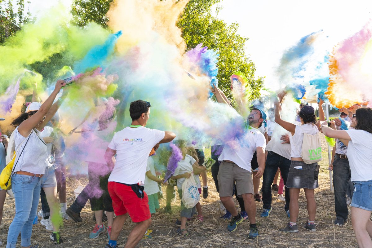 vvrvaldeloire's tweet photo. • Souvenirs de #VVR19 •
Aujourd'hui c’est la Journée Internationale des Câlins ! 🥰
À cette occasion, nous en profitons pour vous faire des #freehugs et vous apporter un peu de chaleur avec cette photo haute en couleurs de la #HoliBalade dans le #HautPoitou ! 🎉 https://t.co/BFKlqtzl16