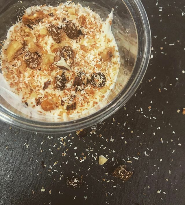 Comme nous ne cuisinons pas de paillettes, nous préférons mettre des fruits secs ✨
.
.
.
#hallessolanid #fromage #blanc #fruits #secs #dessert #bio #paillettes #laitage #repas #healthy #food #eat #lunch #dinner #herault #montpellier ift.tt/2v9Lr6m