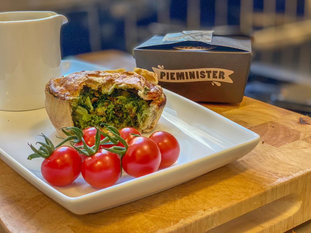 MeatFreeMonday's tweet photo. 💚 Feast your eyes on the NEW Evergreen Pie 🥬 by @pieminister! 👀 Packed full of spinach, kale, edamame, garlic and ginger – you’re gonna want a piece of the PIE! https://t.co/oeL8StSEBV