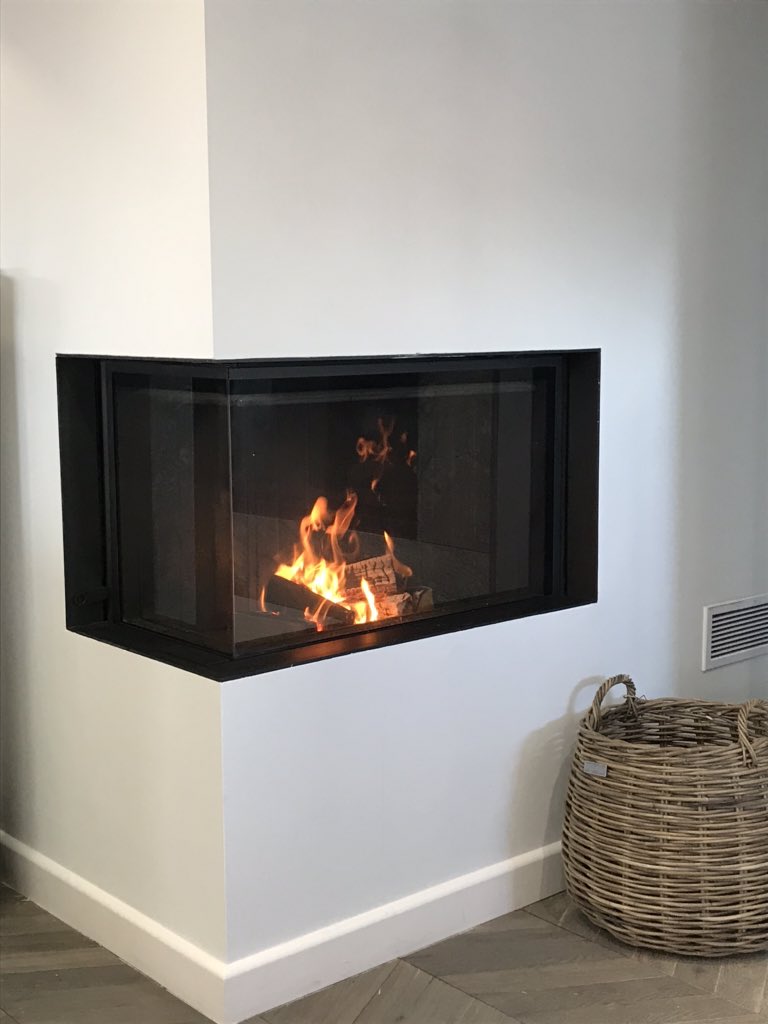 fire_bydesign's tweet image. The Spartherm premium Corner 80x40x50 benefits from high quality frameless glass that gives an uninterrupted view of the log display! 
Need to know more? CALL NOW! 
@Drugasar_UK
#woodburning #firebydesign #cornerfireplace
