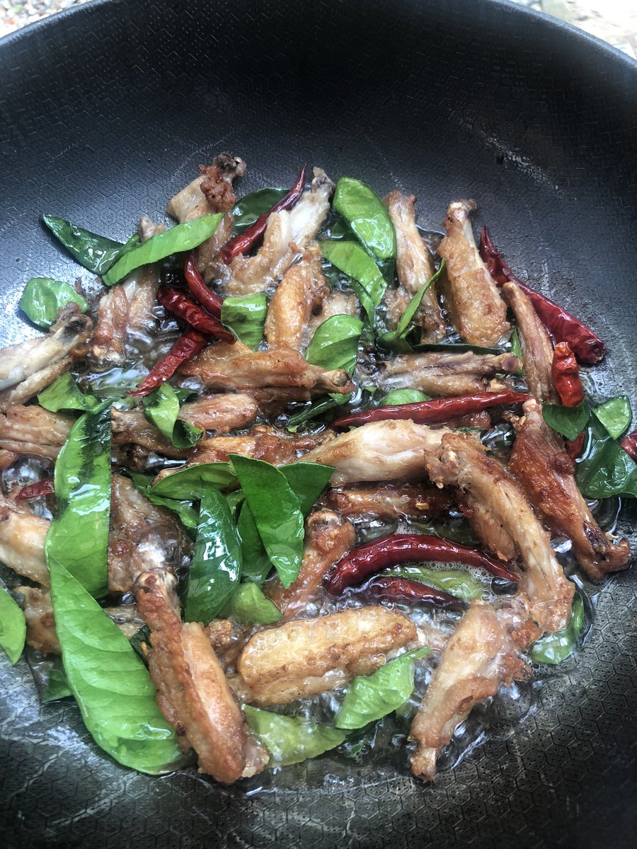 sribowmo's tweet image. ไก่ทอดสมุนไพร สูตรจาก ig 
ไก่ใกล้จะสุกเอาใบมะกรูกกับพริกลงไปทอดด้วยกันเลย หอมมาก....
กินเล่นๆเพลินเลย😊