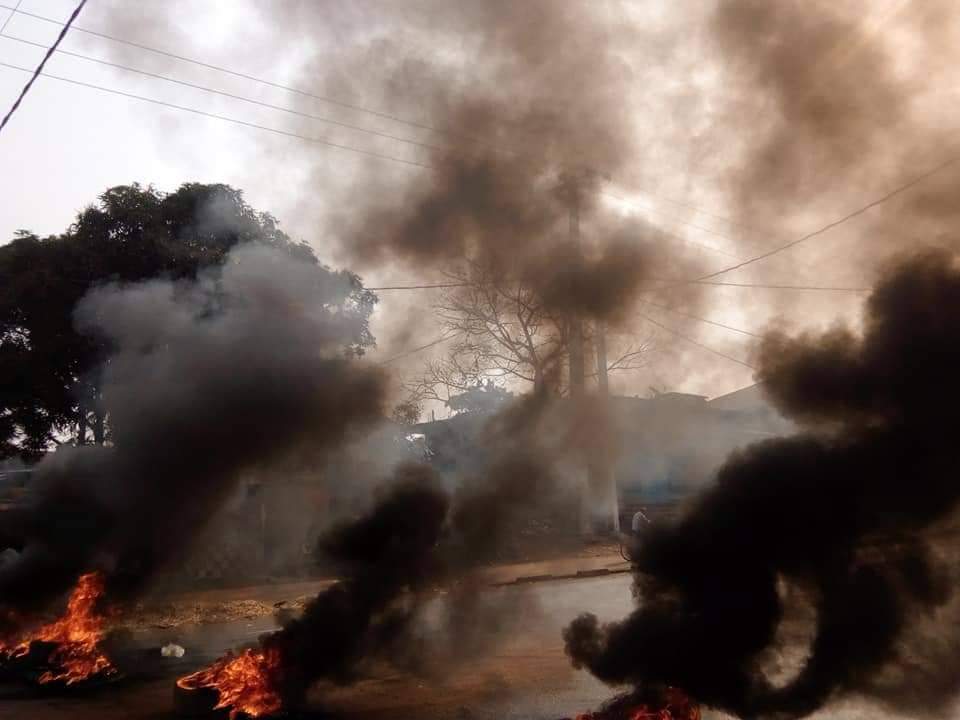 PGoungoudi's tweet photo. LA #GUINÉE EN FEU ET EN FUMÉE CONTRE LA NOUVELLE @ConstitutionGN 21/1/2020 ALORS QUE ALPHA EST À LONDRES @BlandineLeger @ClementBoursin @ledjely  @Guineematin @RFIAfrique @aliounetine16  @ecowas_cedeao @_AfricanUnion @IssoufouMhm @Observateurs @jwormington @AmnestyWARO @FNDC_Gn https://t.co/2xug78t2Ij