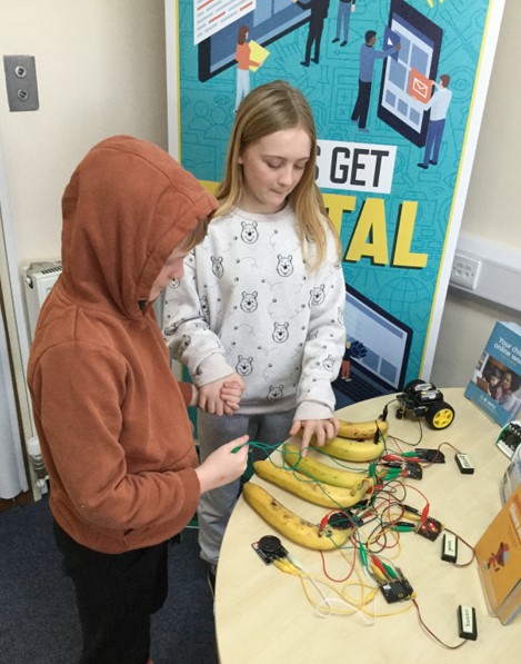 WSCCLibraries's tweet photo. It was bananas at the Raspberry Jam on Saturday at #BognorRegisLibrary 🤪🍌 Using micro:bits, crocodile clips, speakers and... ourselves(!), we created circuits with a set of banana keys. You should've heard the fruity tunes that were played! #rjam @BognorRegisJam @microbit_edu https://t.co/Ch9fhRBTOW