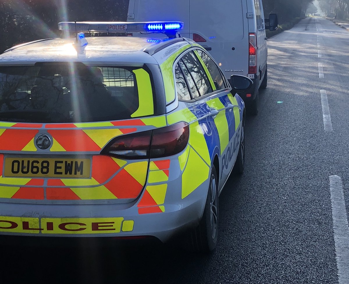 TVP_ChiltSBucks's tweet photo. Pristine morning ruined by seeing the driver of this van apparently using a mobile phone while driving on Pinewood Road, #Iver #IverHeath. Driver reported for the offence - the penalty is now six points. #FatalFour #P7966 https://t.co/wbsIfrbnYl