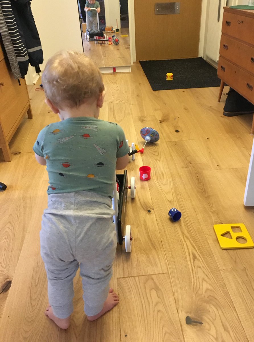 Nu är det snart dags för verkligheten igen! Att kunnat hänga med vår lille bulle på heltid har varit fantastiskt! Så det är med stor glädje jag och pappan delar på f-ledigheten. Fr.o.m. februari byter vi och det känns kul med nya utmaningar runt hörnet!👏😃🎓🎽