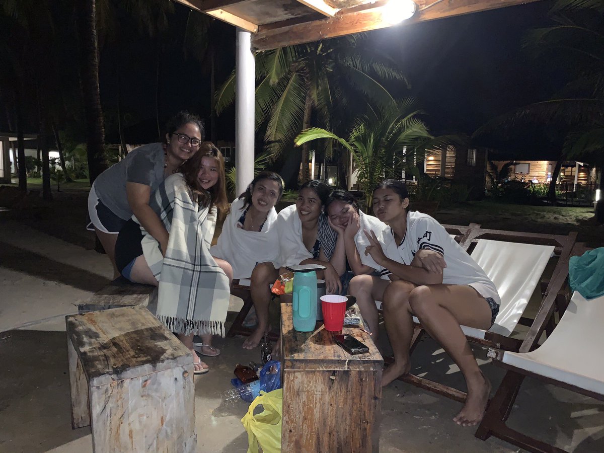 IlaIlago's tweet photo. Spent Sinulog 2020 on the Island with this crazy squad ๐๐ @thereselendio @Jdamefong #migs #jogel https://t.co/9viQGQ2322