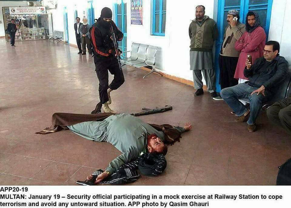ملتان کے ریلوے اسٹیشن پر سیکورٹی ایکسرسائز کے دوران پشتون ثقافتی لباس میں ملوث شخص کو بطور دہشتگرد دکھانے کی مذمت کرتے ہیں.