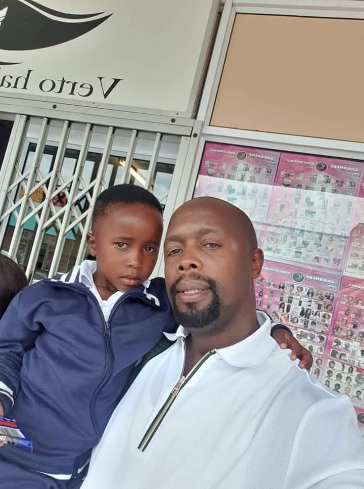 Mhlabawe2's tweet photo. #KeKopaHoRatiwaSo 
Girl trended last wk when schools opened bcz of how she ws dressed in her uniform on the first day of school,ppl making a joke of her This man by name of #GavinKhalima Khungwayo looked for this Young girl traveled all the way to Limpop to help her get uniform https://t.co/dnaM7EyFpb