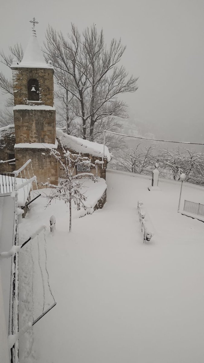 El Vispal todavía más blanco ❄️⛄️ tenemos unos buenos centímetro y sigue nevando 🌨

Gracias familia Renard-Zafon por las fotos😍

#linaresdemora #teruel #vispal