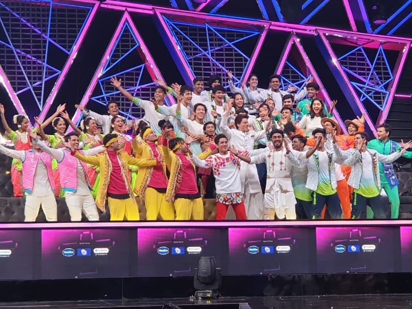SRK_RUSSIAN_FC's tweet photo. "Zara Dekho Kon Aagya Hai 😍
Thank you for your Blessings
Sharukh Khan Sir & Remo Sir 🤗 #kingkhan #remosir #candybot.."
#ShahRukhKhan @iamsrk On The Sets Of #DancePlus5
▶️https://t.co/pkyeP9Wfq7 https://t.co/XE4CrX77gb