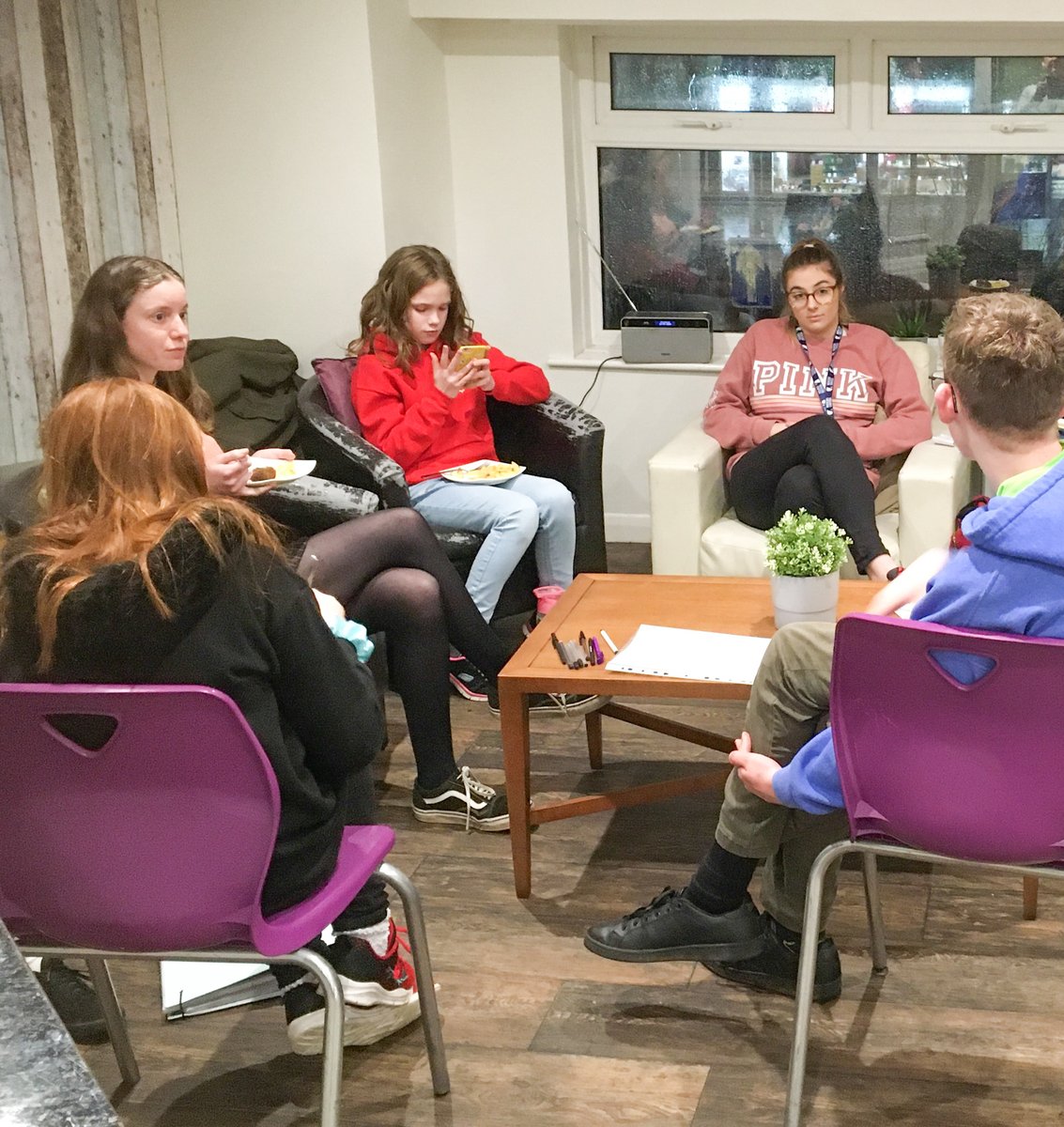 YoungDevon's tweet photo. Here’s an idea 💡 Let’s talk about mental health... and eat chips while we do it! So nice to see such a relaxed atmosphere in our Newton Abbot Wellbeing Café, as young people discuss their wellbeing and mental health. https://t.co/qQc8ytW4em