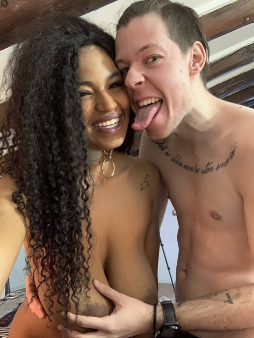 hoy fue grabaci&oacute;n con el @elputonik  est&aacute;n preparados? https://t.co/oiahnxWwoz<a class="tags" target="_blank" title="On Twitter" href="/?out=eyJ0eXAiOiJKV1QiLCJhbGciOiJIUzUxMiJ9.eyJpYXQiOjE3MjA5NTM3OTYsImlzcyI6InR3cG9ybnN0YXJzLmNvbSIsIm5iZiI6MTcyMDk1Mzc5NiwiZXhwIjoxNzUyNDg5Nzk2LCJyZWRpcmVjdF91cmwiOiJodHRwczovL3R3aXR0ZXIuY29tL2VscHV0b25payJ9.2UeDN4TILJA6tUATQFCGm5l1ZA93SeShCI1b7-kCd_Fs5pylGzTIr9KS-1suOvavazl6-OpzOJRzfcyKovNCzg">@elputonik</a><a href="/tag/halloween"class="tags"><span>#halloween</span></a><a href="/tag/happyhalloween"class="tags"><span>#happyhalloween</span></a><a href="/tag/happyhalloween202"class="tags"><span>#happyhalloween202</span></a>