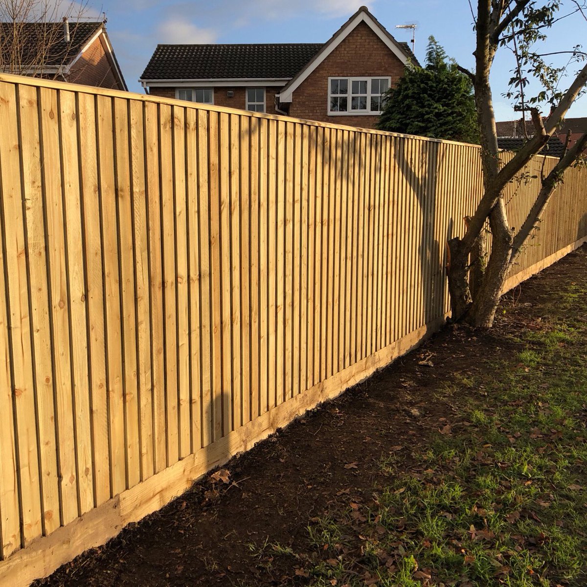 A classic Continuous Featherboard Fence the team have installed 👌🏼 A great boundary fence, ideal for privacy and security - and it looks super smart 👍🏼 Bonza! #tattonfencing #fencing #cheshire #fencedesign #fencebuilding #garden #gardendesign #bonza #home #winter #sunnyday