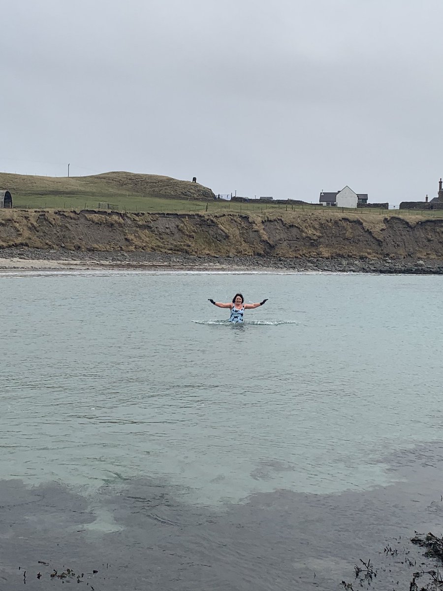 Rua2000's tweet photo. #2minutebeachclean & #swimsuitseaswims #outdoorswimming #dryrobe #batoko #rareform https://t.co/QhLEaW3PBZ