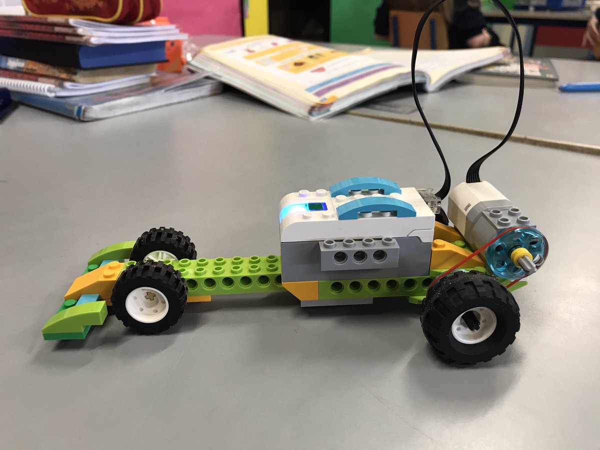 gaelscoildurlas's tweet image. Réimse leathan gluaisteáin i Rang 5 inniu. Ach cad é an cheann is tapúla 🧐 Lots of creativity in the modification of our cars today but the question is.... which one is the fastest? @cbsthurles @TippSTEM @PDSTPrimarySTEM #DigitalCluster