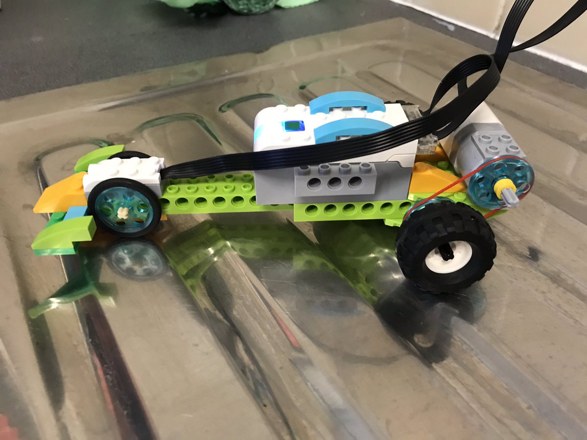 gaelscoildurlas's tweet image. Réimse leathan gluaisteáin i Rang 5 inniu. Ach cad é an cheann is tapúla 🧐 Lots of creativity in the modification of our cars today but the question is.... which one is the fastest? @cbsthurles @TippSTEM @PDSTPrimarySTEM #DigitalCluster