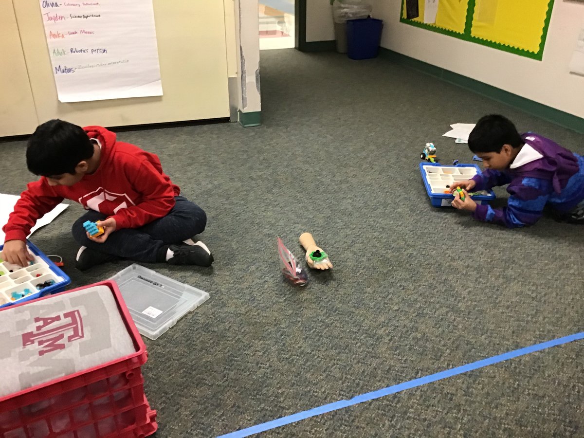 shawnee_gt's tweet photo. Making robots, all of them are different. All of our ideas change over time.Because we always think of ideas on how to add and change our @LEGO_Education WeDos. #FISDQUEST #tweeteroftheday @shawneetrailelm #fantastic4th @MsWalshSTE https://t.co/iFnoVuxs5b