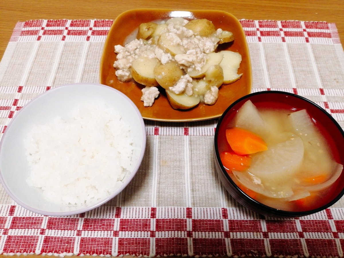 hakumai____00's tweet photo. 火曜日〜〜〜
最近寝ても寝ても眠いんだけど、成長期なのかな？？

じゃがいものそぼろ餡、お味噌汁
#おうちごはん https://t.co/cAFMpTrF4m