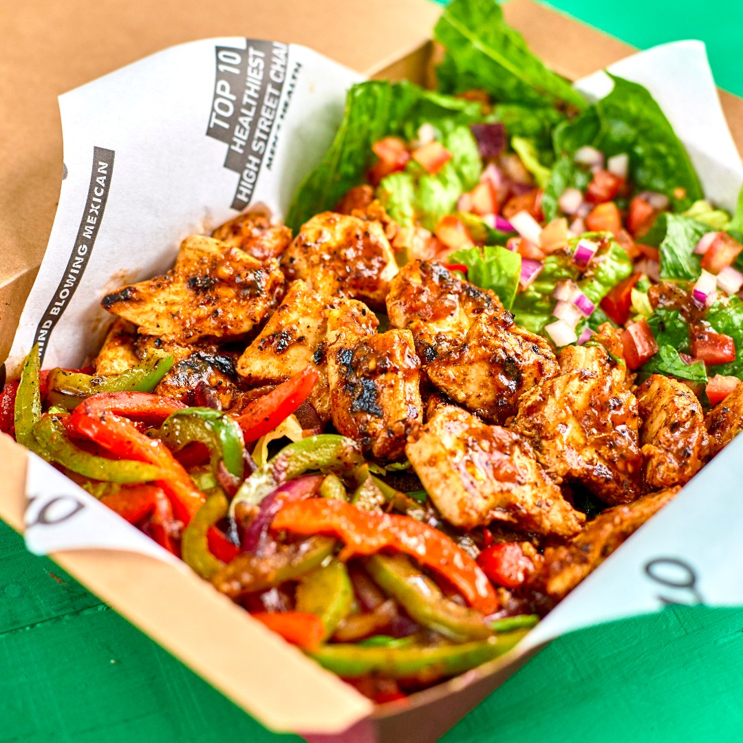 JUUUICCYYY 👀Bbq Maple smothered THIS Isn't Chicken, grilled peppers, black beans and salad, all for under 500 calories! The THIS Isn't Chicken Protein Box is #lunchgoals