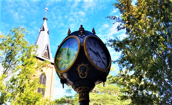 VisitNewBern's tweet photo. The beautiful Baxter's Clock located on Pollock Street. It is a must see on your trip to New Bern. #thingstoseeinnewbern #baxtersclock #visitnewbernnc Photo Credit New Bern Now https://t.co/7SzAEqVV61