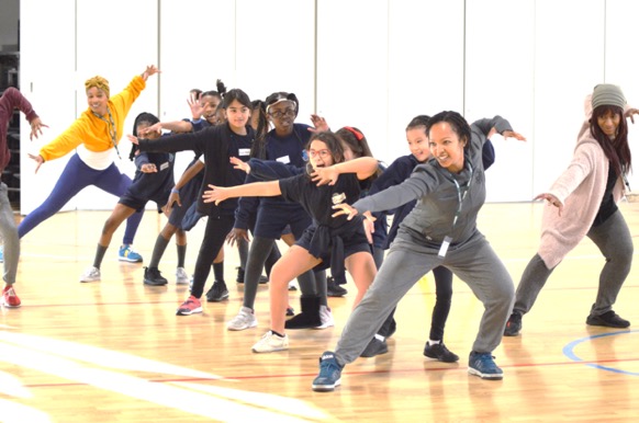 AlbionPrimary's tweet photo. Last weekβs Dramatic Movement workshops ended with some of the cast from Lion King working with the pupils! #APSDance more than just movement, more than dance. So many transferable skills. Inspirational! A big thank you to @AkomaAsa and the cast of Lion King. https://t.co/Fu6gSIjHSN