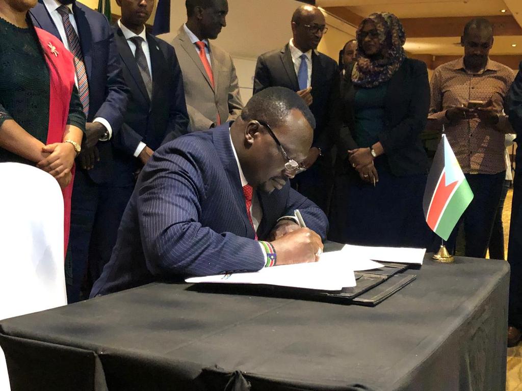 Happening now: #SouthSudan's Deputy Minister of Labour signing the Joint Communiqué on Commitments to Harmonize Labour and Migration policies in East and the Horn of Africa including the need to combat Trafficking in Persons and the need to protect migrants #LabourMigration