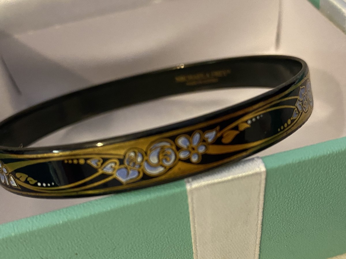 loveretrocrafts's tweet photo. Excited to share the latest addition to my #etsy shop: Michaela frey vintage enamelled bangle https://t.co/8LkBm6Lrwo #jewelry #bracelet #black #goldbangles #costumejewellery #blackandgoldename #statementbangle #michaelafreyjewell #michaelafreybangle https://t.co/SzAqP94iax