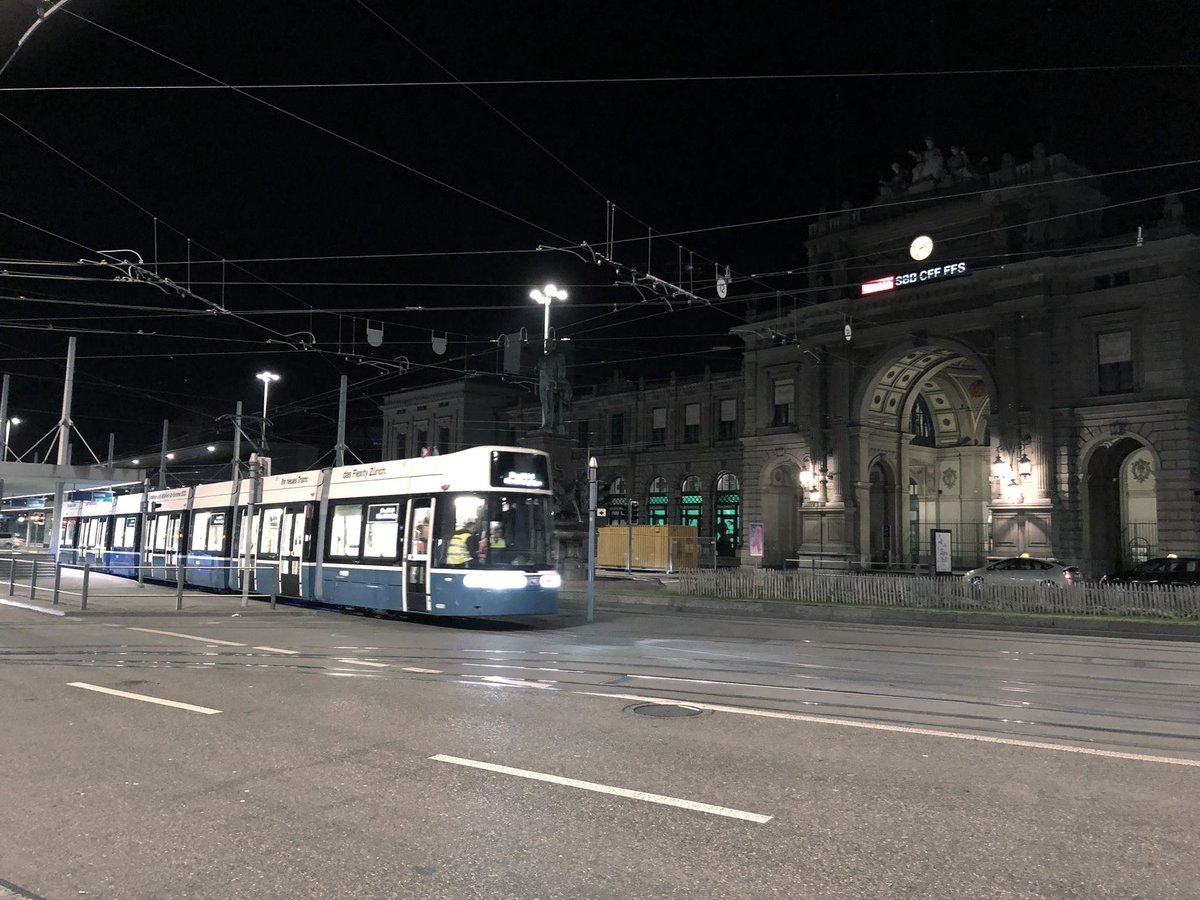 vbz_zueri_linie's tweet photo. Das Flexity auf nächtlichen Entdeckungstouren in Zürich: Mission erste Testfahrt ist geglückt! 😍  🎉
#flexity #flexityzürich #vbz #vbzzuerilinie #tsüri #tram #neu #testfahrt https://t.co/c0qYNY8twt