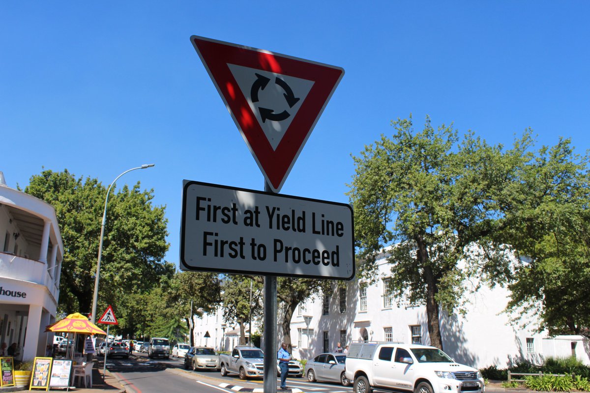 StellMun's tweet photo. #TriviaTuesday DID YOU KNOW?

There are 2 types of traffic circles in South Africa:

⏺️Roundabouts - yield to traffic approaching from right
🔼 Mini circles - 1st vehicle at the line has right of way

Read more here: https://t.co/YVB3i18xL8 https://t.co/tokzlkPgzB