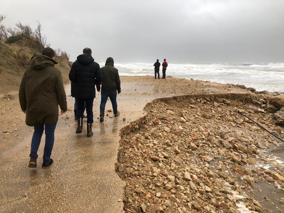 lluis_soler's tweet photo. 😔 Avui visc un dels pitjors dies com a alcalde de #Deltebre. L'efecte d'aquest temporal està causant grans destrosses: inundació de 3km fent desaparèixer la platja i els arrossars, passarel·les sobre el mar, el riu desbordat, muscleres desaparegudes, camins destrossats...👇🏻 https://t.co/VgZsJ0nSye
