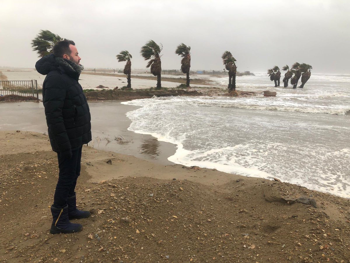 lluis_soler's tweet photo. 😔 Avui visc un dels pitjors dies com a alcalde de #Deltebre. L'efecte d'aquest temporal està causant grans destrosses: inundació de 3km fent desaparèixer la platja i els arrossars, passarel·les sobre el mar, el riu desbordat, muscleres desaparegudes, camins destrossats...👇🏻 https://t.co/VgZsJ0nSye