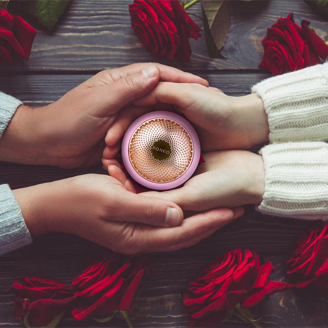 dubaibeautyspot's tweet photo. Foreo Reveals the Ultimate Valentine's Gift List for Women
https://t.co/jLuNS44XTB
#UFO #Naturalglow #FOREO #skincareroutine #lunamini #valentinesgift #gift #women #list #beauty #reveals #ultimate #gifts #timeforyou #uae #skincare #skin #glow #poweryourbeauty #dubaibeautyspot https://t.co/b4VdzqOb0T