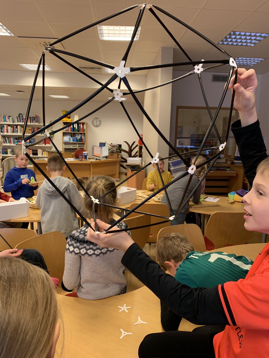 Mikil samvinna nemenda. Hanna og byggja hús <a href="/snaelandsskoli/">Snælandsskóli</a> með #strawbees #menntaspjall #sköpun #hugmyndavinna #snillismiðjan