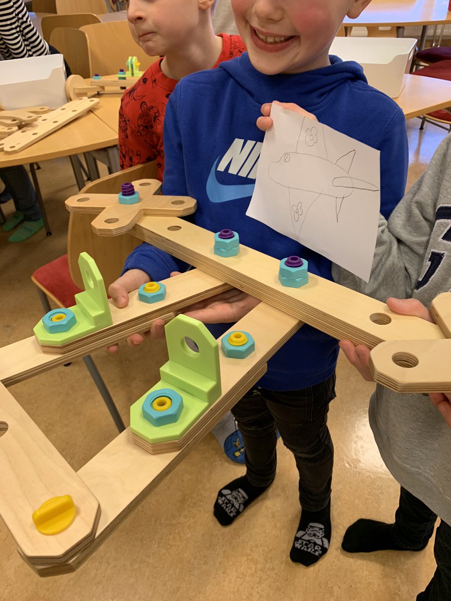 Mikil samvinna nemenda. Hanna og byggja farartæki <a href="/snaelandsskoli/">Snælandsskóli</a> með #rigamajig #menntaspjall #sköpun #snillismiðjan