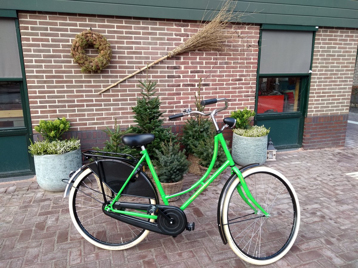 JannyPepping's tweet photo. Gespot: Fel groene Azor Bike fiets op locatie @VisioDeBrink: 3 nieuwe mooie Azor 'dienstfietsen' staan nu voor ons klaar! Deze fietsen zijn mede gemaakt door 8 Visio cliënten van @Visio_WD_Midden Echten, die een uitdagende werkplek bij Azor Bike in Hoogeveen hebben!#participatie https://t.co/3YIJguwrmo