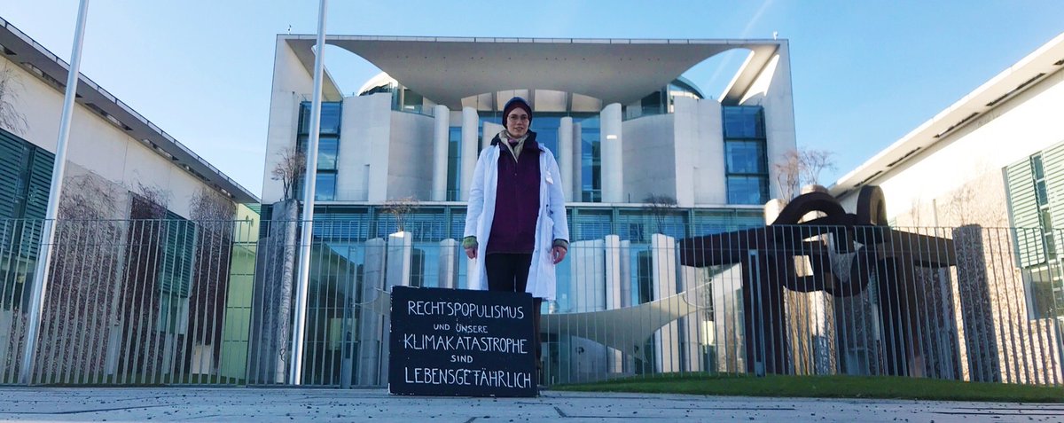 Es ist der 37. Tag ihrer Mahnwache, und die Ärztin <a href="/AnnaMangei/">Anna-Maria Mangei</a> steht vor dem Kanzler*innenamt und sagt: 

#Rechtspopulismus und unsere #Klimakatastrophe sind lebensgefährlich.

#b2101 #berlin #mitte #klimakrise #everydayClimateStrike #nonazis #noafd <a href="/RegSprecher/">Stefan Kornelius</a> @healthforfuture