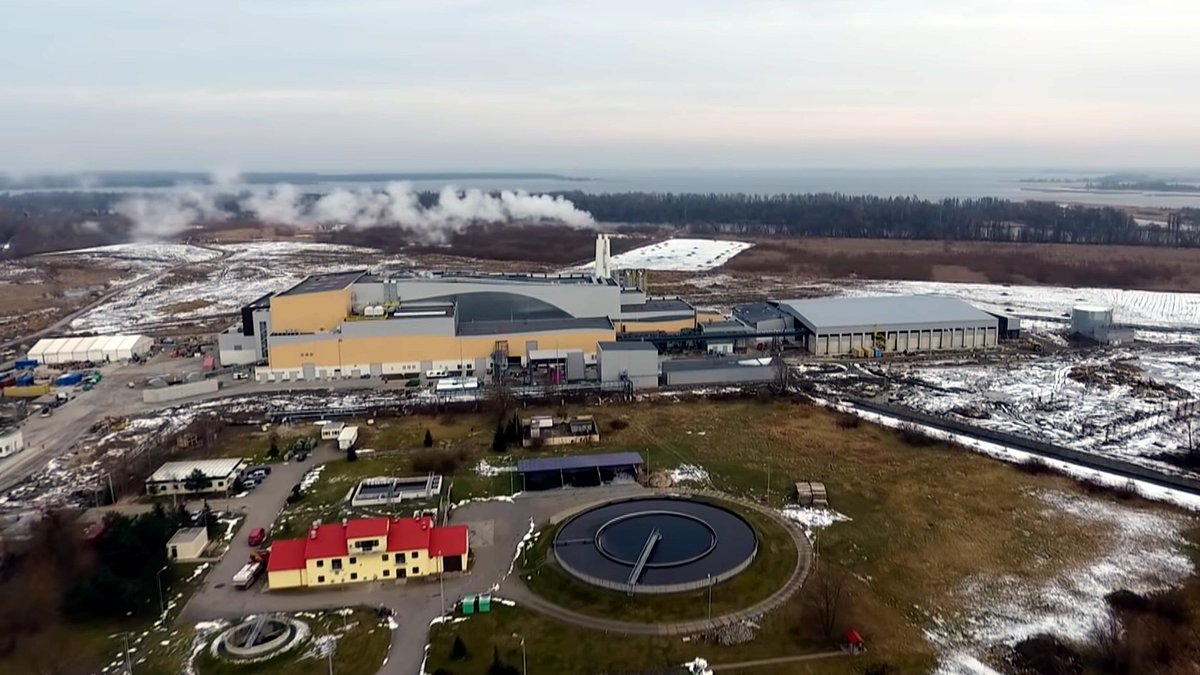 zewinteria's tweet image. #Szczecin przoduje! #Spalarnia odpadów zwana #Ecogenerator przetworzyła w 2019 r. w energię 150 tys. ton śmieci. Z tych #śmieci wytworzono 82 tys. MWh prądu i 609 tys. GJ ciepła. Wytwarzana #energia zaspokaja potrzeby ok. 30 tys. gospodarstw domowych. #prąd