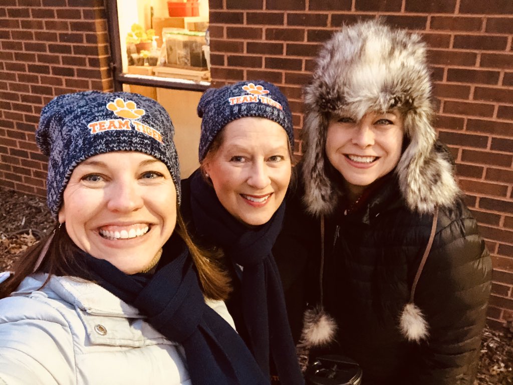 JoniAdams20's tweet photo. Chilly morning welcoming our Tigers back after a long weekend!  #carpoolcrew @TrittSTEAM @karencarstens https://t.co/ORCiLYewVZ