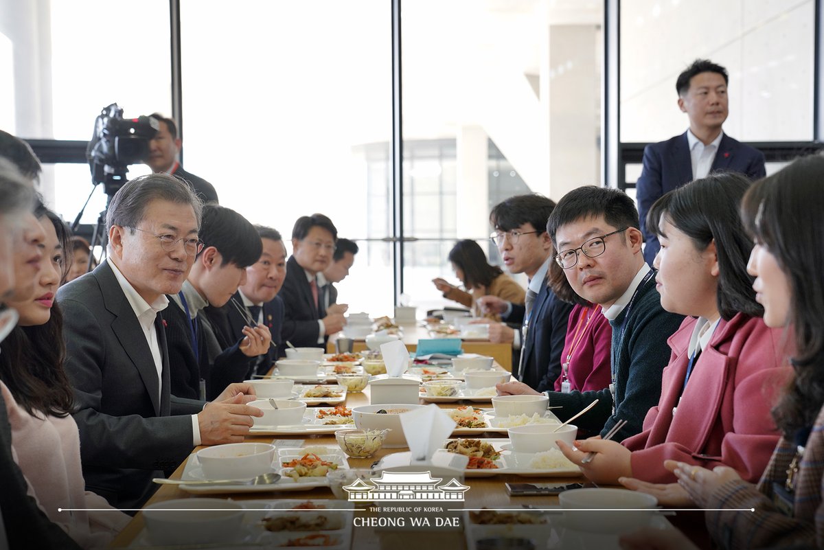 < #대통령과의_점심 두 번째>
세종청사에서 국무회의를 주재한 문재인 대통령은 신임 공무원과 구내식당에서 점심을 함께했습니다. 대통령은 "새해에 저나 공직자들이 국민들께 드려야 할 가장 큰 선물은 이제 확실한 변화를 보여드리는 것"이라며 "여러분들이 바로 그 주역"이라고 강조했습니다.