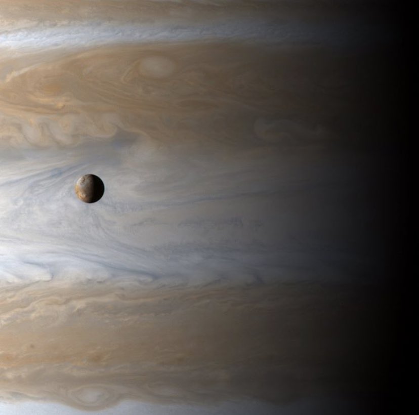 Jupiter’s volcanic moon Io drifts by the face of this gas giant.(📸 Cassini probe - Jan. 2001)