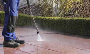 NWPPreventCrime's tweet photo. NWP have received reports of males in a white van jet washing driveways in Sunningdale Avenue, #ColwynBay Genuine traders will not approach you like this. Say NO to Cold Callers. Look out for elderly / vulnerable neighbours #doorstepcrime #roguetraders https://t.co/KPMhw6lXet