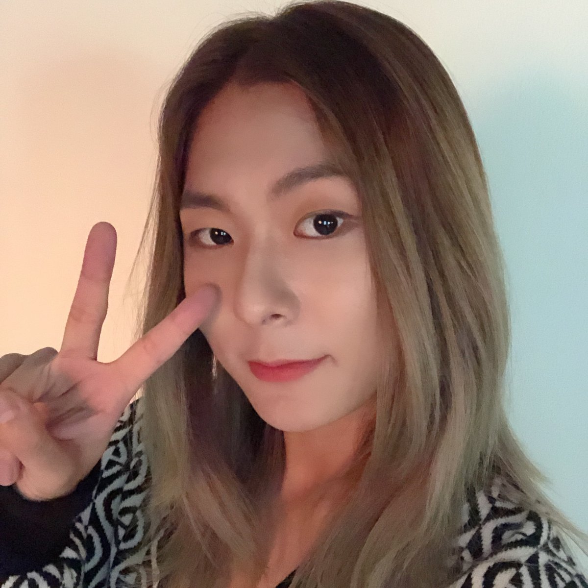 official_LMTLS's tweet photo. [#문복] 여러분!😄 올만에 브이앱!! 10시 30분에 만나요❤ https://t.co/ZT8UBhlBZj