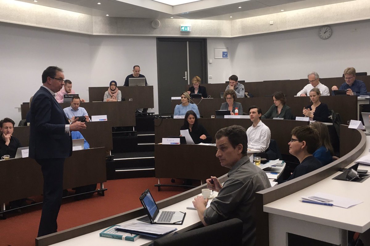 ZijlstraCenter's tweet photo. Vanmiddag heette @TjerkBudding de nieuwe studenten van harte welkom bij de CPC opleiding tijdens het eerste college Management en Financial Accounting. #PublicControl https://t.co/yo5a5yh5TL https://t.co/lXQ7ychvYM