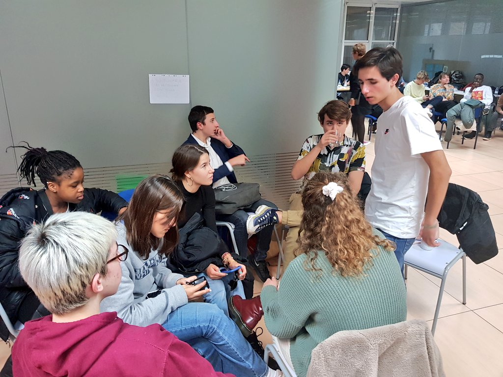 lfsevilla's tweet photo. Realizamos este taller en el #InterCVL con los alumnos y sus #smartphones. Última actividad de la jornada de mañana antes de la recepción institucional en el @Ayto_Sevilla.
#CVLSevilla #encuentrointernacional https://t.co/VZFL6tWiZu