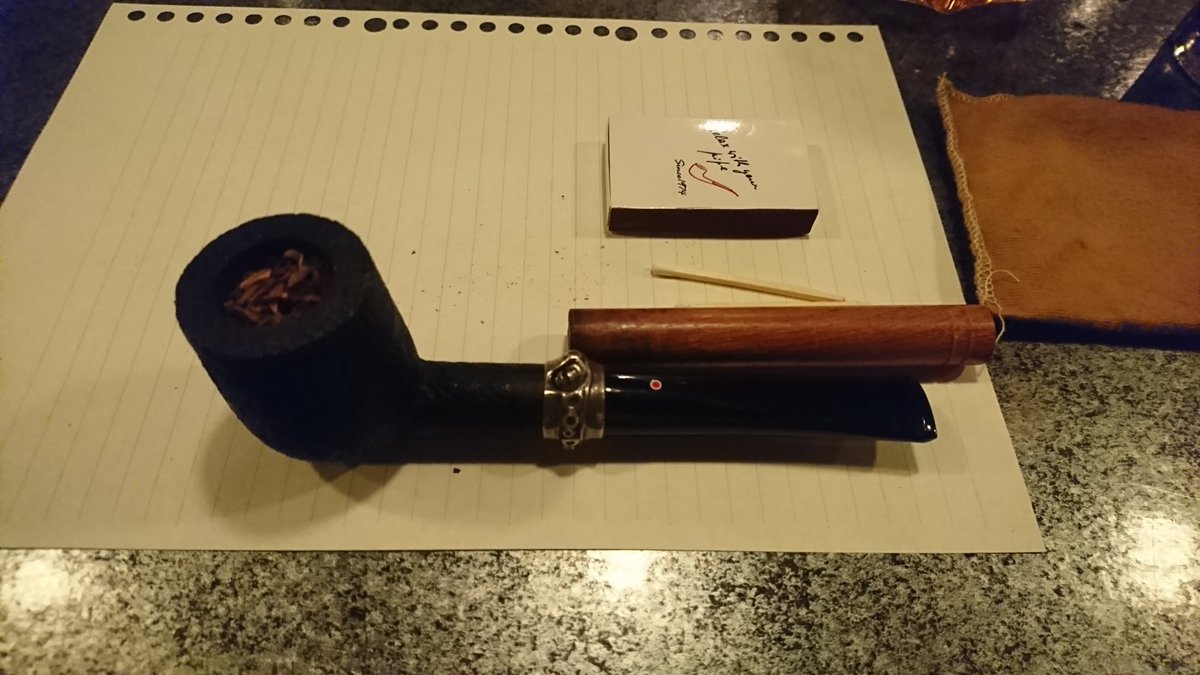 クラブ定例会にて。大会用葉でのロンスモ練習。乾燥タイプなのか3gにしては量があり、ボウルから溢れる人も。
火持ちは良く香りも優しいので良い葉だと思いました。
大会までカウントダウン。がんばります。
#pipecompe2020 #The煙 #ロングスモーキング