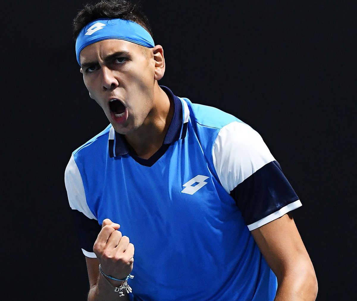 🔥 ¡TABILO GANA SU PRIMER PARTIDO DE GRAND SLAM!

🎾 <a href="/AleTabilo_Tenis/">The Joker🃏</a> venció a Daniel Galán por 4-6 6-3 6-4 6-7 y 6-4 y está en la segunda ronda del #AusOpen.

💪 Es el primer chileno desde Capdeville en RG 08 en ganar un partido de GS viniendo de la Qualy.

➡ Isner o Monteiro.