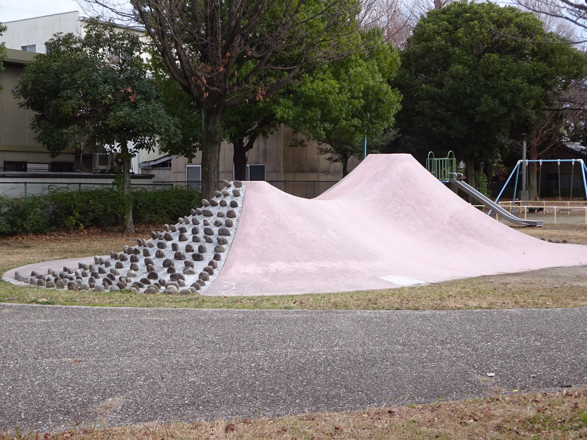 おいでよ名古屋 おいなご 大瀬子公園 の富士山滑り台を見に 名古屋においでよ 大きい富士と小さい富士が連なった 名古屋のローカル遊具だよ バスケットゴールなどもある広い公園で 素敵なひとときを過ごしていってね T Co Hk6jjhdkif