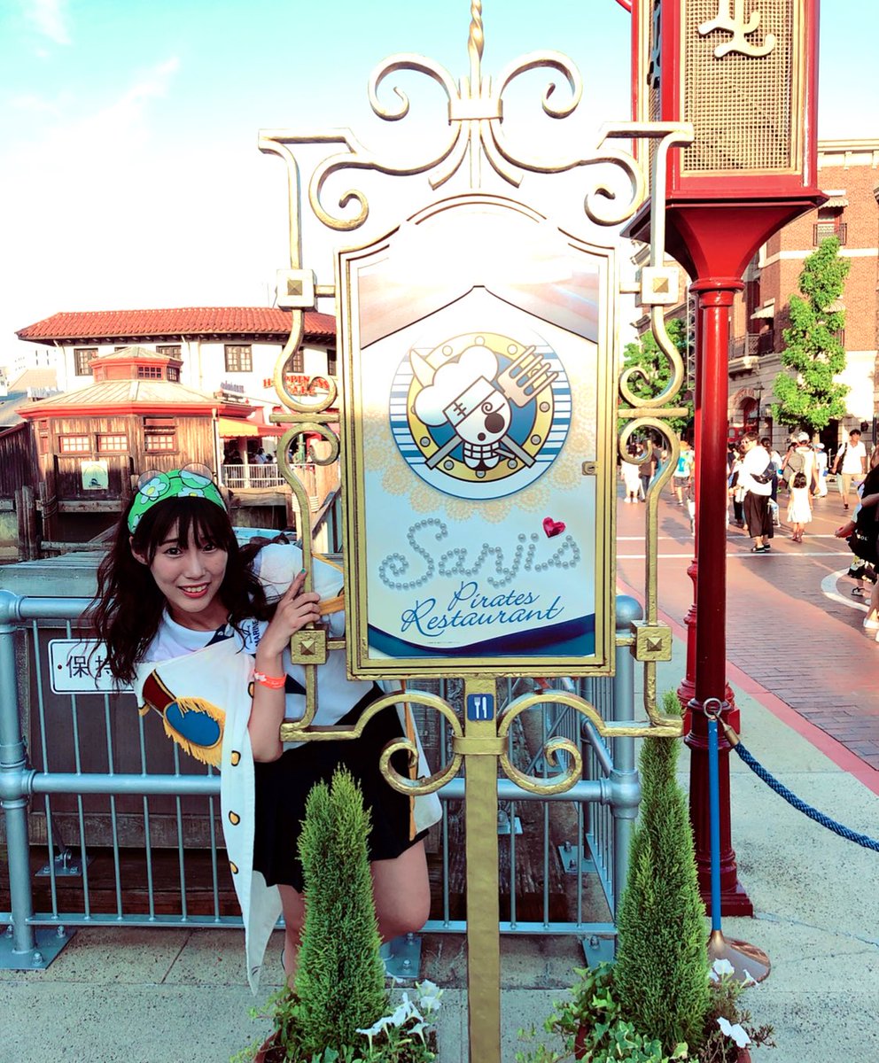 沢城こまり ユニバ に行きたーい 大阪にいた頃はjkから年パスを購入してたから5年近くまで通ったんだよね 特に ワンピース のコビー君が好きで海軍になったり色々したんですよね カチューシャは母が作ってくれたり 懐かしい てか若い ユニバ